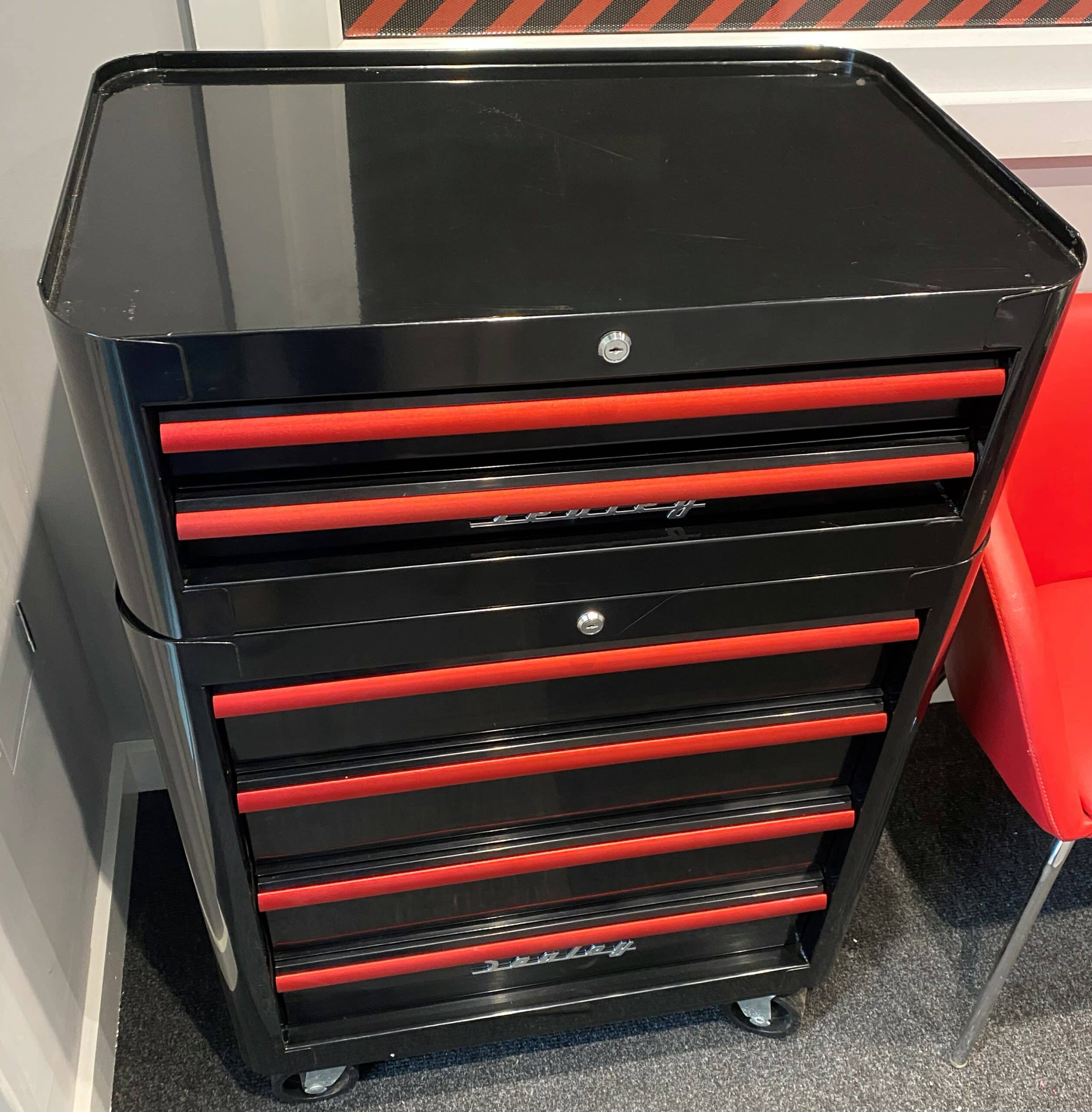 Sealey 6 drawer roll cal unit, decked drawers in black and red for tools