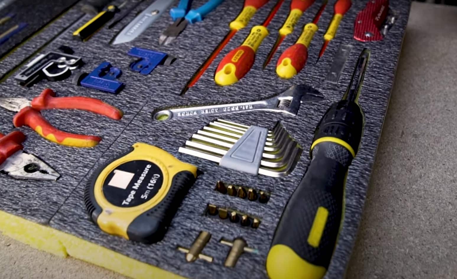 the foam layers with the tools cut neatly into them makes sure the tools are well protected and very easy to find.
